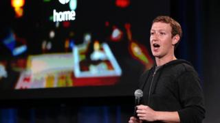 Mark Zuckerberg: Giám đốc điều hành Facebook được biết chỉ mắc xềnh xoàng áo phông xám và áo khoác có mũ chùm đầu