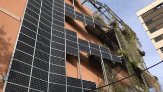 Un edificio residencial en Barcelona con paneles solares.