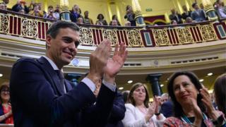 Pedro Sánchez tras ganar el voto en el Congreso