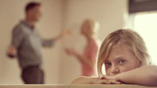Niña callada escucha una pelea entre sus padres