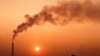 Fabrica emitiendo gases de invernadero