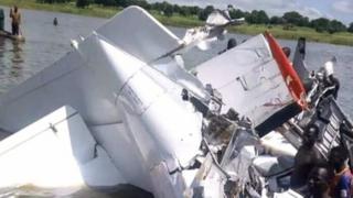 L'épave de l'avion qui s'est crashé dimanche 9 septembre 2018 dans le centre du Soudan du Sud.