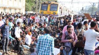 मुंबईत मांटुगा-दादर स्थानकादरम्यानच्या रेलरोकोची क्षणचित्रे