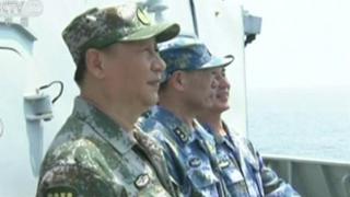 Китайский лидер Си Цзиньпин осматривает войска в неизвестном месте в Южно-Китайском море