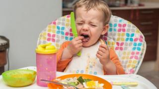 Niña rechazando vegetales.