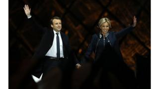 Emmanuel Macron et sa femme célébrant sa victoire au Louvre