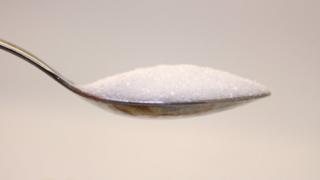 Cuchara de azúcar.