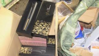 英国警方查获的假冒商品。