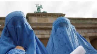 Burka giyen kadınlar