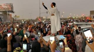 صورة المرأة ذات الثوب الأبيض