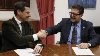 Halk Partisi'nden Juanma Moreno ile Vox'tan Francisco Serrano el sıkışıyor