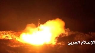 تصویر تلویزیون المسیره نزدیک به حوثی ها در روز 5 نوامبر از شلیک موشک بالستیک به سوی ریاض