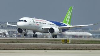 C919在上海浦東機場進行高滑抬前輪試驗(新華社圖片23/4/2017)