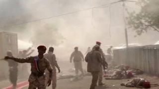 قوات أمن يمنية تبحث عن أحياء إثر هجوم استهدف معكسر في عدن