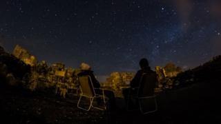 People_sitting-on-chairs-watching-Lyrids-meteor-shower.