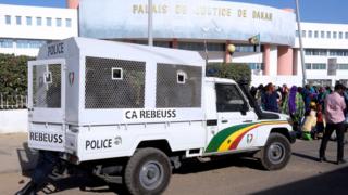 Façade avant du palais de justice de Dakar