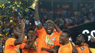 Yaya Toure oo ah kabtanka Ivory Coast ayaa ku guulaystay koobkii Qaramada Afrika ee sannadkii 2015kii