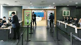 2017년 중국 베이징 주중국대사관에 설치된 19대 대선 재외국민 투표소에서 재외국민들이 투표하고 있다
