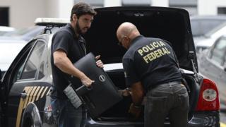 PolÃcia Federal apreende computadores na operação Lava jato no Rio