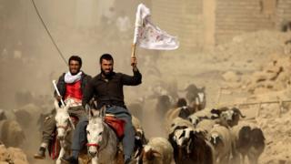 غیرنظامیان در بزوایا که دوشنبه پس گرفته شد به سوی نفرات ارتش می آیند