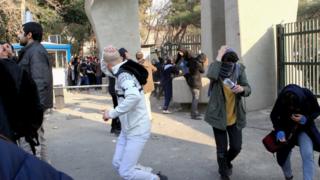 اعتراضها مقابل دانشگاه تهران در روز نهم دی ماه