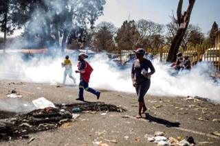 Polisi wametumia mabomu ya kutoa machozi kuwatawanya waporaji