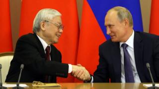 Tổng thống Nga Vladimir Putin nói với TBT Nguyễn Phú Trọng hôm 06/09 tại Sochia rằng Liên bang Nga "muốn quan hệ chặt chẽ hơn về quân sự và an ninh với Việt Nam", theo các hãng thông tấn