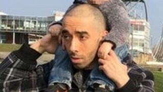 Sawirka ninkii askarta ku toogtay Paris, Kariim Shurfi