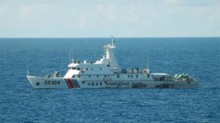 На раздаточном снимке, выпущенном Службой береговой охраны Японии 6 августа 2016 года, изображено судно береговой охраны Китая 35104, плывущее у вод спорных островов Восточно-Китайского моря.