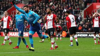 Olivier Giroud égalise pour Arsenal à Southampton.