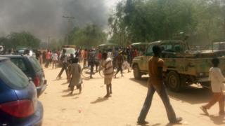 Les populations accourent pour regarder une base militaire attaquée par Boko Haram (illustration).