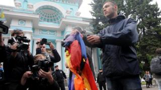 Молодые люди помешали представители ЛГБТ-сообщества провести акцию в Харькове