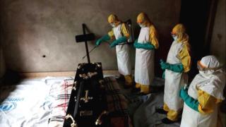 Abashingura abahitanywe na Ebola baratewe amabuye n'abanyagihugu batizera abakozi bagomowe gufasha mu kiza ca Ebola