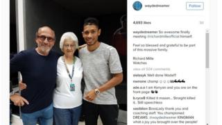 El velocista sudafricano Wayde van Niekerk (derecha) junto a su entrenadora, Ans Botha (centro).