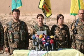 ラッカ奪還作戦を発表するシリア民主軍の司令官ら(6日)