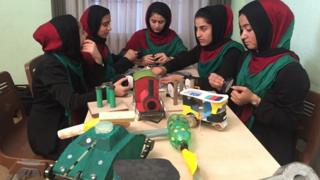 روباټ جوړوونکې افغان نجونې