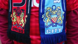 Bufanda con los logos del City Y United