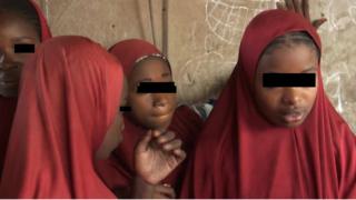 Awọn awọn akẹkọbinrin Dapchi ti wọn tu silẹ pẹlu ami iboju dudu ti a fi pa oju wọn rẹ nitori idanimọ