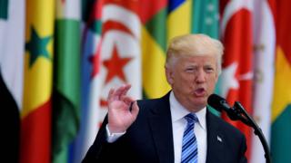 リヤドで演説するトランプ米大統領(21日)
