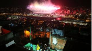 Los fuegos artificiales de la ceremonia inaugural de Río 2016 desde la favela Mangueira.