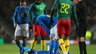Neymar ubwo yari aryamye mu kibuga nyuma yo kuvunika umutsi wo mu itako