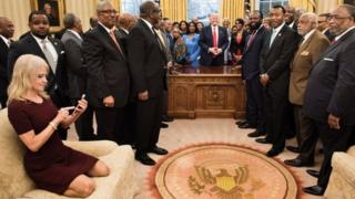 Конуей на дивані у кабінеті Трампа