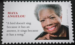 Майя Angelou Forever Stamp, изображенный 20 августа 2015 года в Нью-Йорке. Это показывает лицо автора и цитату - теперь, как известно, кем-то еще.