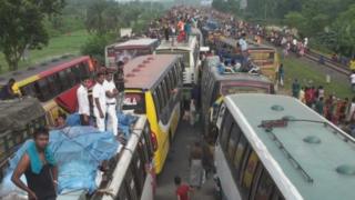 মহাসড়কে যানজটে আটকে আছে অসংখ্য বাস