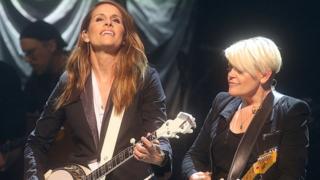 Emily Robison (izquierda) y Natalie Maines de The Chicks