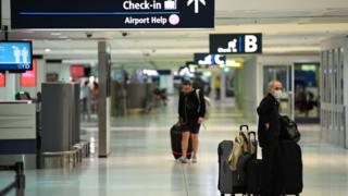 Путешественники в зоне вылета аэропорта Сиднея 20 марта
