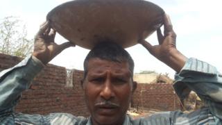 पोपटराव माने कसाबसा आपला उदरनिर्वाह करत आहेत