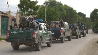 Dowladda ayaa sheegaysa in ciidama dheerad ah ay u daad guureysay magaalada Mazar-i-Sharif