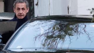 Nicolas Sarkozy yafotowe avuye muhira iwe. Avuga ko ata kibi yiyagiriza.