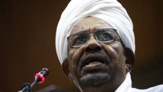 Президент Судана Омар аль-Башир выступает перед парламентом в столице страны Хартуме 1 апреля 2019 года в своем первом подобном выступлении после введения чрезвычайного положения в стране 22 февраля.
